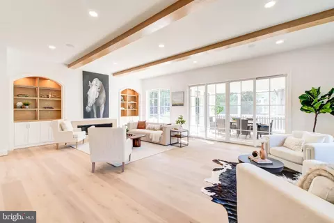 Living - 1538 Forest Ln, Mclean, VA 22101 photo 3 of 10
