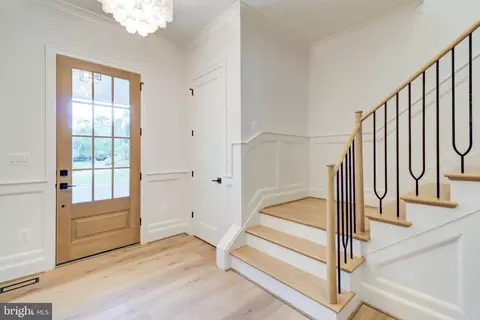 Entry Way - 1538 Forest Ln, Mclean, VA 22101 photo 4 of 25
