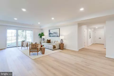 Living - 1538 Forest Ln, Mclean, VA 22101 photo 7 of 10
