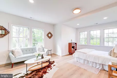 Bedroom - 1538 Forest Ln, Mclean, VA 22101 photo 6 of 10