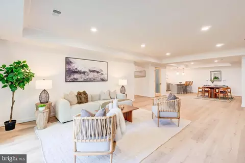 Living - 1538 Forest Ln, Mclean, VA 22101 photo 8 of 10