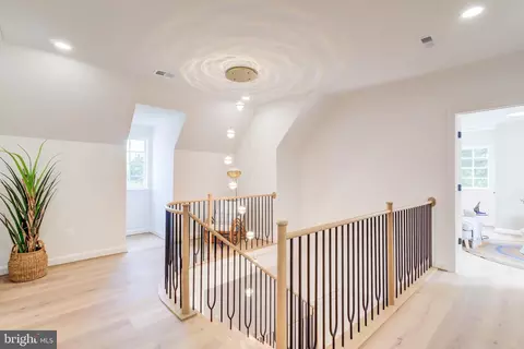 Entry Way - 1538 Forest Ln, Mclean, VA 22101 photo 17 of 25