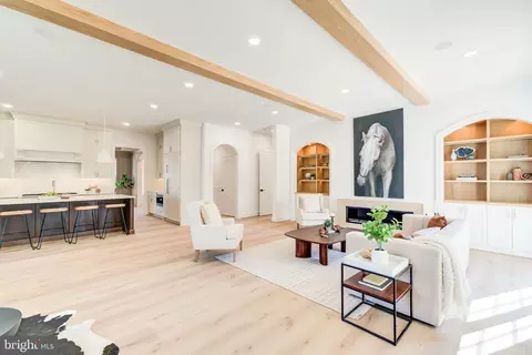 Living - 1538 Forest Ln, Mclean, VA 22101 photo 4 of 10