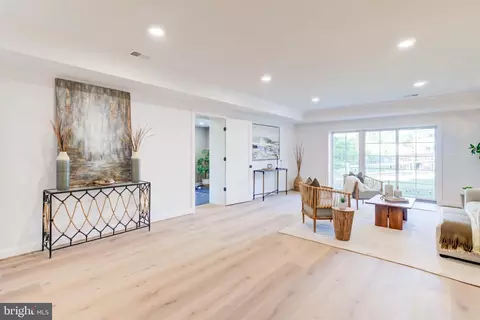Living - 1538 Forest Ln, Mclean, VA 22101 photo 6 of 10
