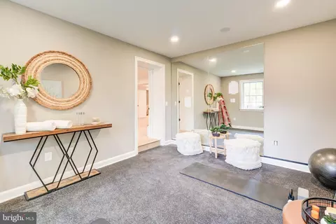 Entry Way - 1538 Forest Ln, Mclean, VA 22101 photo 16 of 25