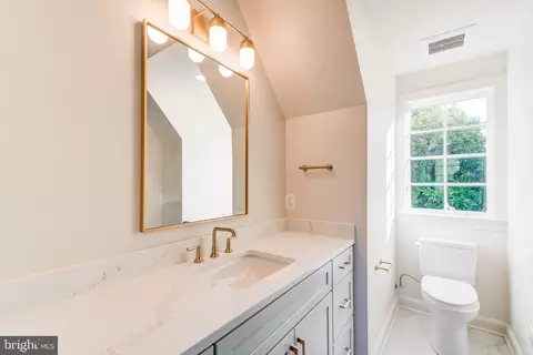 Bath - 1538 Forest Ln, Mclean, VA 22101 photo 16 of 18