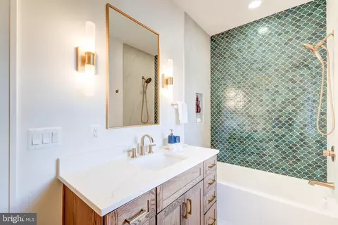 Bath - 1538 Forest Ln, Mclean, VA 22101 photo 13 of 18