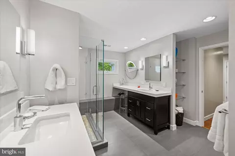 Bath - 7908 Foxhound Rd, Mclean, VA 22102 photo 3 of 5
