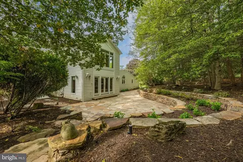 Exterior - 7908 Foxhound Rd, Mclean, VA 22102 photo 13 of 15