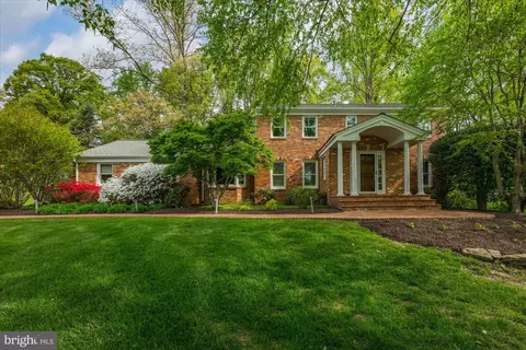 Exterior - 7908 Foxhound Rd, Mclean, VA 22102 photo 5 of 15
