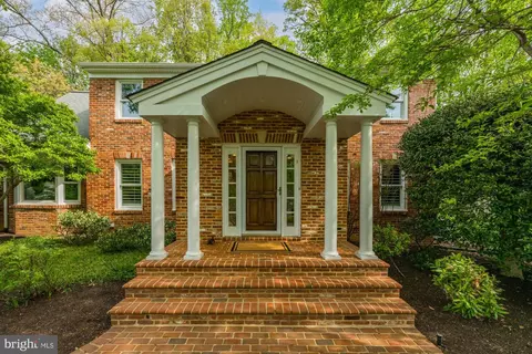 Exterior - 7908 Foxhound Rd, Mclean, VA 22102 photo 6 of 15