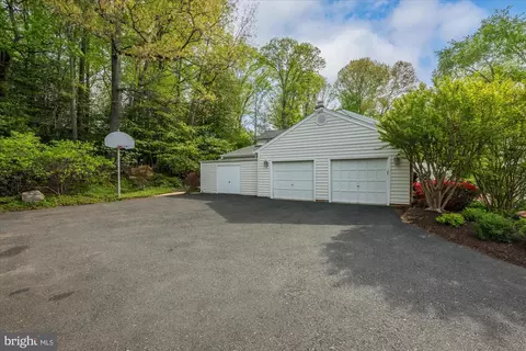 Exterior - 7908 Foxhound Rd, Mclean, VA 22102 photo 11 of 15