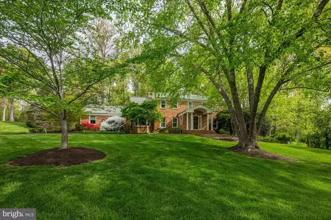 Exterior - 7908 Foxhound Rd, Mclean, VA 22102 photo 4 of 15