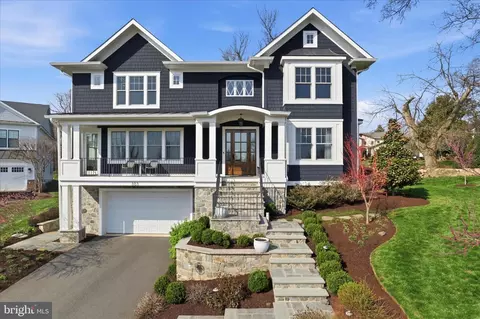 303 Salsbury Ln NW, Vienna, VA 22180