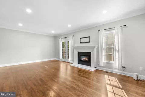 Living - 6491 Milva Ln, Springfield, VA 22150 photo 4 of 6