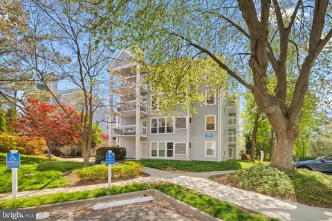 3179 Summit Square Dr #2-C4, Oakton, VA 22124
