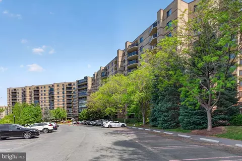 8340 Greensboro Dr #425, Mclean, VA 22102