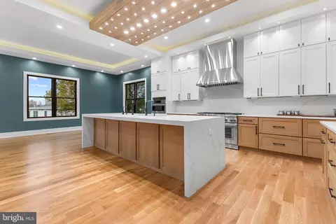 1835 Pimmit Dr, Falls Church, VA 22043