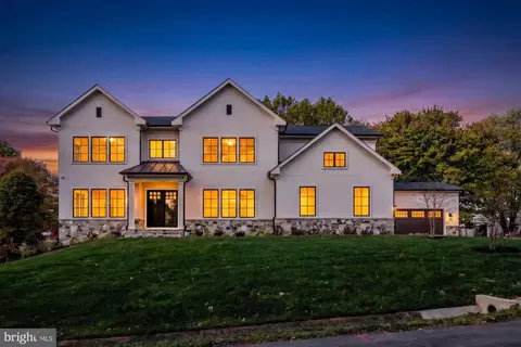 8904 Higdon Dr, Vienna, VA 22182