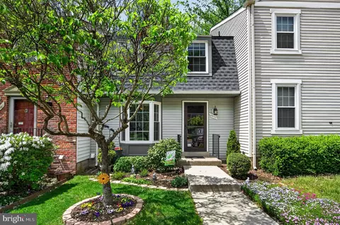 10111 Chestnut Wood Ln, Burke, VA 22015