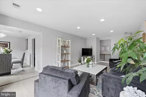 9731 Kings Crown Ct #102, Fairfax, VA 22031
