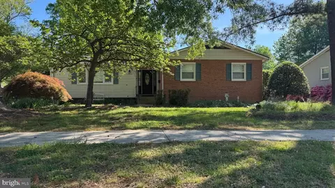 1130 Neal Dr, Alexandria, VA 22308