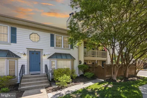 6052 Essex House Sq, Alexandria, VA 22310