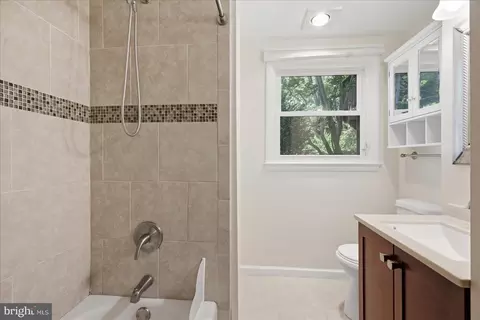 Bath - 6500 Haystack Rd, Alexandria, VA 22310 photo 2 of 3