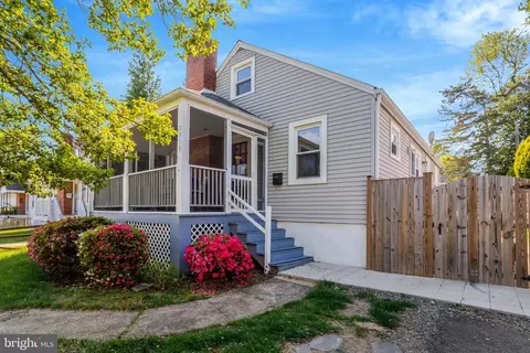 2850 Brook Dr, Falls Church, VA 22042