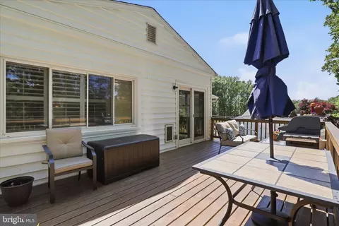Exterior - 7608 Hamlet St, Springfield, VA 22151 photo 5 of 11