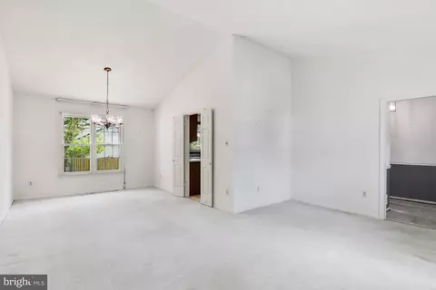 Living - 10214 Eagle Landing Ct, Burke, VA 22015 photo 2 of 4
