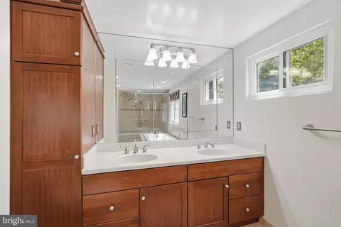 Bath - 7006 Barnack Dr, Springfield, VA 22152 photo 3 of 6