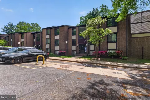 9725 Kings Crown Ct #202, Fairfax, VA 22031