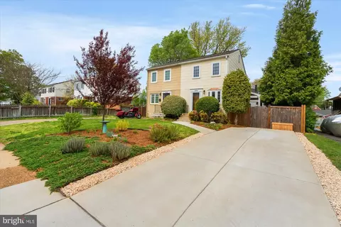 2206 Rollins Dr, Alexandria, VA 22307