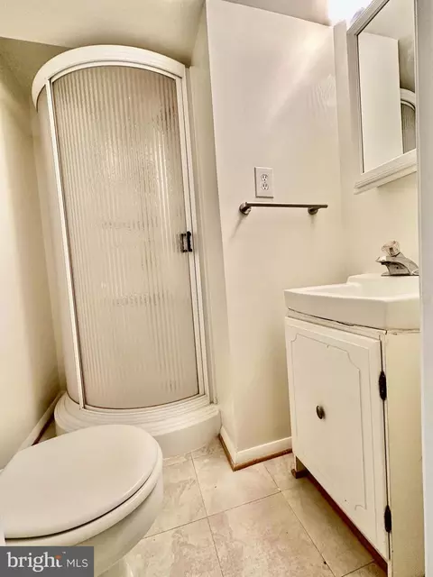 Bath - 5230 Lonsdale Dr, Springfield, VA 22151 photo 4 of 4