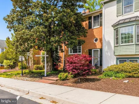 8240 Taunton Pl, Springfield, VA 22152