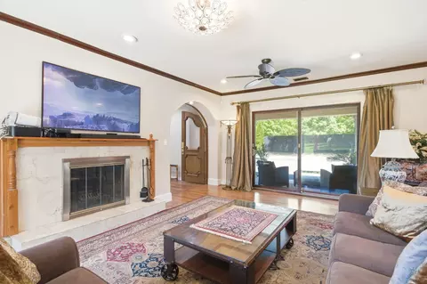 Living - 11701 Braddock Rd, Fairfax, VA 22030 photo 2 of 4