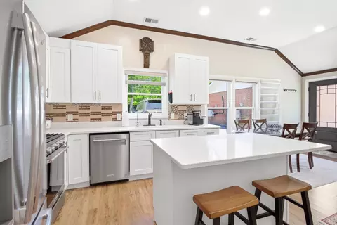 Kitchen - 11701 Braddock Rd, Fairfax, VA 22030 photo 7 of 8