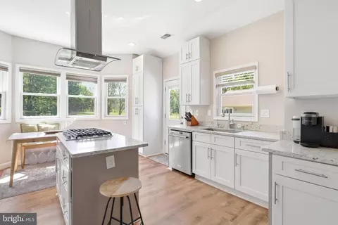 Kitchen - 11701 Braddock Rd, Fairfax, VA 22030 photo 4 of 8