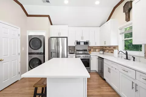 Kitchen - 11701 Braddock Rd, Fairfax, VA 22030 photo 5 of 8