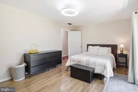 Bedroom - 11701 Braddock Rd, Fairfax, VA 22030 photo 6 of 8
