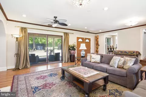 Living - 11701 Braddock Rd, Fairfax, VA 22030 photo 3 of 4