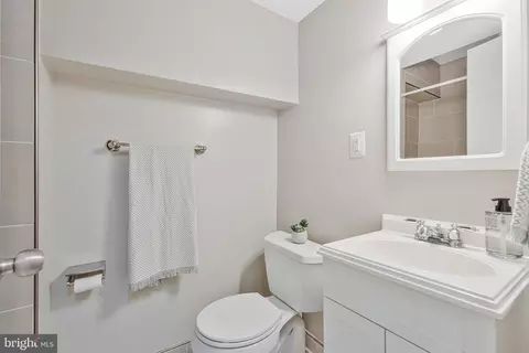 Bath - 12121 Stirrup Rd, Reston, VA 20191 photo 7 of 8