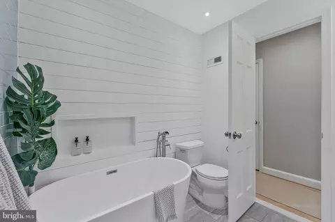 Bath - 12121 Stirrup Rd, Reston, VA 20191 photo 6 of 8