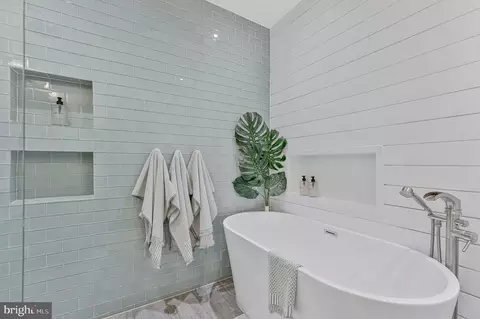 Bath - 12121 Stirrup Rd, Reston, VA 20191 photo 5 of 8