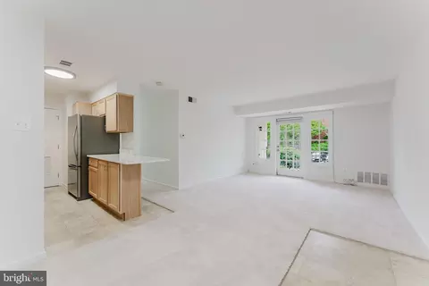 Living - 5800 B Torington Dr #833, Springfield, VA 22152 photo 6 of 8