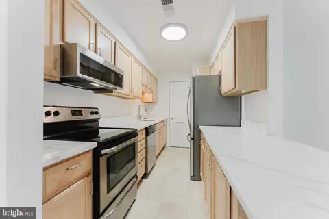 Kitchen - 5800 B Torington Dr #833, Springfield, VA 22152 photo 1 of 3