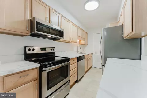 Kitchen - 5800 B Torington Dr #833, Springfield, VA 22152 photo 2 of 3