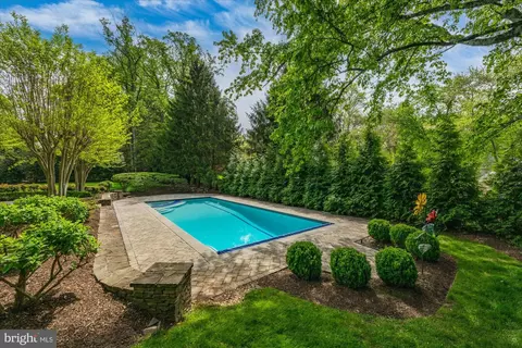 Exterior - 8405 Brookewood Ct, Mclean, VA 22102 photo 4 of 15