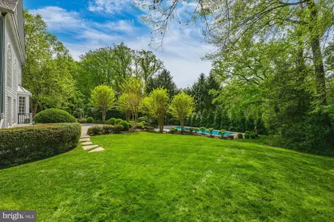 Exterior - 8405 Brookewood Ct, Mclean, VA 22102 photo 14 of 15